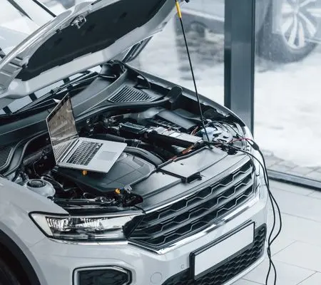 Voiture capot ouvert avec outil de diagnostic