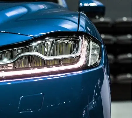 Phare de voiture brillant rénové